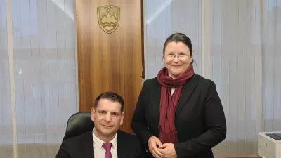 Katja Kokot poslanka Resni.ce in Zoran Stevanović, novi predsednik Državnega zbora. Poznavalci mode trdijo, da je Stevanovič tudi s torbico za okoli pasu (na sliki desno), dokazal, da se ru&scaron;ijo tabuji in prihajajo novi časi. 