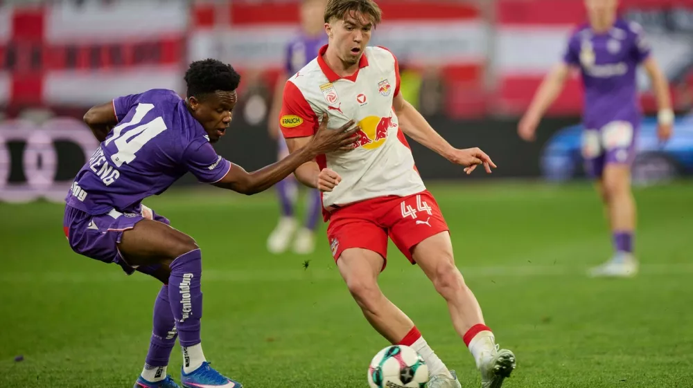 Salzburg, &Ouml;sterreich 22. April 2026: Admiral Bundesliga - 2025/2026 - Sp. 28 - FC Red Bull Salzburg gegen FK Austria Wien Im Bild: v. li. im Zweikampf Kelvin Boateng FAK, Jannik Schuster RB Red Bull Arena *** Salzburg, Austria 22 April 2026 Admiral Bundesliga 2025 2026 Sp 28 FC Red Bull Salzburg vs FK Austria Wien In the picture from left in the duel Kelvin Boateng FAK, Jannik Schuster RB Red Bull Arena Copyright: xFotostandx/xWassmuthx,Image: 1093754271, License: Rights-managed, Restrictions:, Model Release: no 
