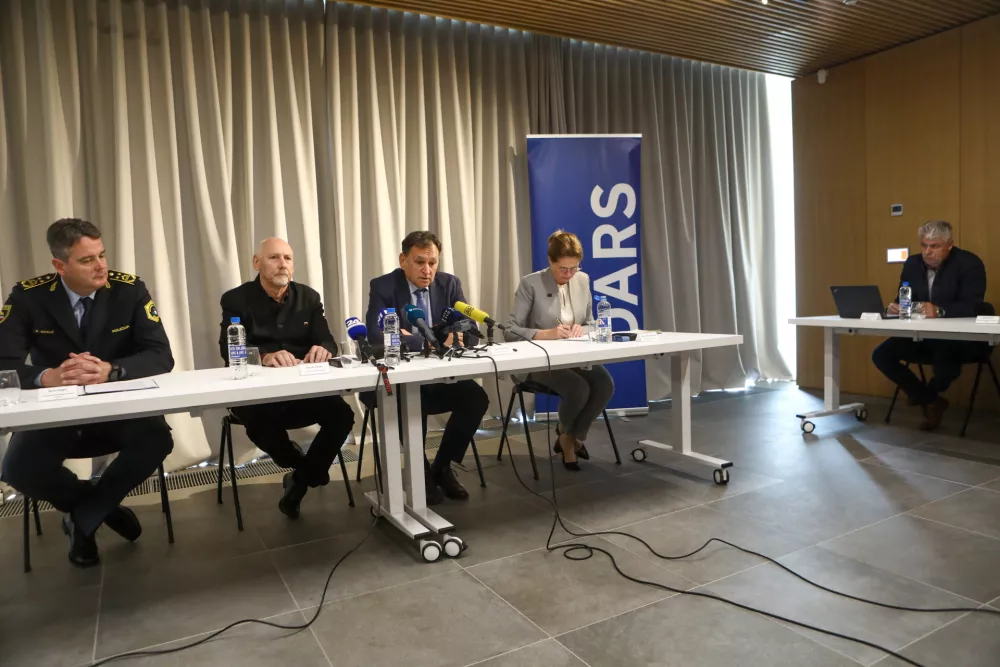 15.5.2026 - novinarska konferenca, na kateri bodo ministrica za infrastrukturo, ki opravlja tekoče posle, Alenka Bratu&scaron;ek, minister za notranje zadeve, ki opravlja tekoče posle, Branko Zlobko, namestnik generalnega direktorja Policije Beno Meglič in predsednik uprave Darsa Andrej Ribič predstavili ugotovitve poročila o stanju na delovi&scaron;čih na slovenskih avtocestah in hitrih cestah, s katerimi se je vlada seznanila na četrtkovi redni seji; DarsFoto: Luka Cjuha