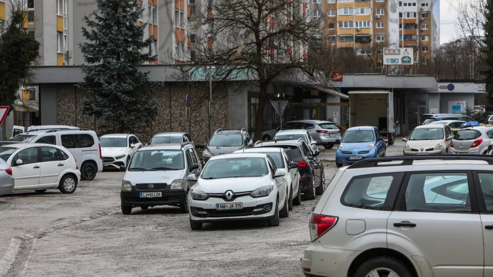 - Celov&scaron;ka cesta,- nepravilno parkiranje,- 10.02.2026. - Težave s parkiranjem v Zgornji &Scaron;i&scaron;ki.//FOTO: Bojan Velikonja
