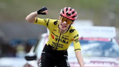 Cycling - Giro d'Italia - Stage 7 - Formia to Blockhaus - Italy - May 15, 2026 Team Visma | Lease a Bike's Jonas Vingegaard crosses the line to win stage 7 REUTERS/Jennifer Lorenzini