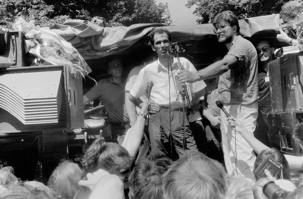 - Janez Jan&scaron;a in Igor Bavčar (predsednik tedanjega odbora za varstvo človekovih pravic),fotografirano 27.07.1988 /Ro&scaron;ka - FOTO: Tomaž Skale --------------------------------------------------------------------------------- - Proces proti četverici JBTZ - sodni proces in politična afera v Sloveniji v prelomu 80. in 90. let 20. stoletja.- Služba državne varnosti (SDV) in Protiobve&scaron;čevalna služba Jugoslovanske ljudske armade (KOS) sta aretirali tri novinarje tednika Mladina (Janeza Jan&scaron;o, Davida Tasića in Francija Zavrla) in zastavnika JLA Ivana Bor&scaron;tnerja zaradi izdaje voja&scaron;ke skrivnosti.- 31. maja 1988 - aretiran Janez Jan&scaron;a - 1. junija 1988 je bil prepeljan na Metelkovo v zapor poveljstva Ljubljanskega armadnega območja.- 3. junija 1988 ustanovljen Odbor za varstvo človekovih pravic, ki je protestiral proti temu procesu, sodbi na voja&scaron;kem in ne na civilnem sodi&scaron;ču,- 30. junija 1988 je Živko Mazić vložil obtožnico proti četverici in predlagal pripor do konca sojenja.- Konec julija je senat voja&scaron;kega sodi&scaron;ča spoznal vse &scaron;tiri za krive in vsem izrekel zaporno kazen: Bor&scaron;tner 4 leta, Jan&scaron;a in Zavrl 18 mesecev ter Tasić 5 mesecev.- Oktobra 1988 je Vrhovno voja&scaron;ko sodi&scaron;če JLA potrdilo sodbo ljubljanskega voja&scaron;kega sodi&scaron;ča, pri čemer je Tasiću povečalo kazen na 10 mesecev. Zaradi &scaron;tevilnih protestov s strani Odbora in množičnih demonstracij so avgusta 1989 pogojno izpustili Jan&scaron;o, za njim pa &scaron;e ostale tri.//FOTO: Tomaž SkaleOPOMBA: ZA OBJAVO V ČASOPISU DNEVNIK / Foto: Tomaž Skale