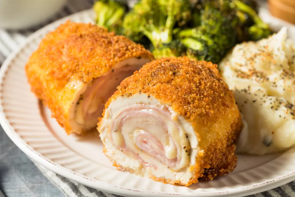 Homemade Breaded Chicken Cordon Bleu with Cheese and Ham / Foto: Bhofack2