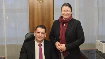 Katja Kokot poslanka Resni.ce in Zoran Stevanović, novi predsednik Državnega zbora. Poznavalci mode trdijo, da je Stevanovič tudi s torbico za okoli pasu (na sliki desno), dokazal, da se rušijo tabuji in prihajajo novi časi. 