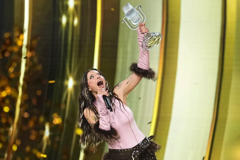 Dara from Bulgaria holds up the trophy after winning the Grand Final of the 70th Eurovision Song Contest in Vienna, Austria, Sunday, May 17, 2026. (AP Photo/Martin Meissner) / Foto: Martin Meissner