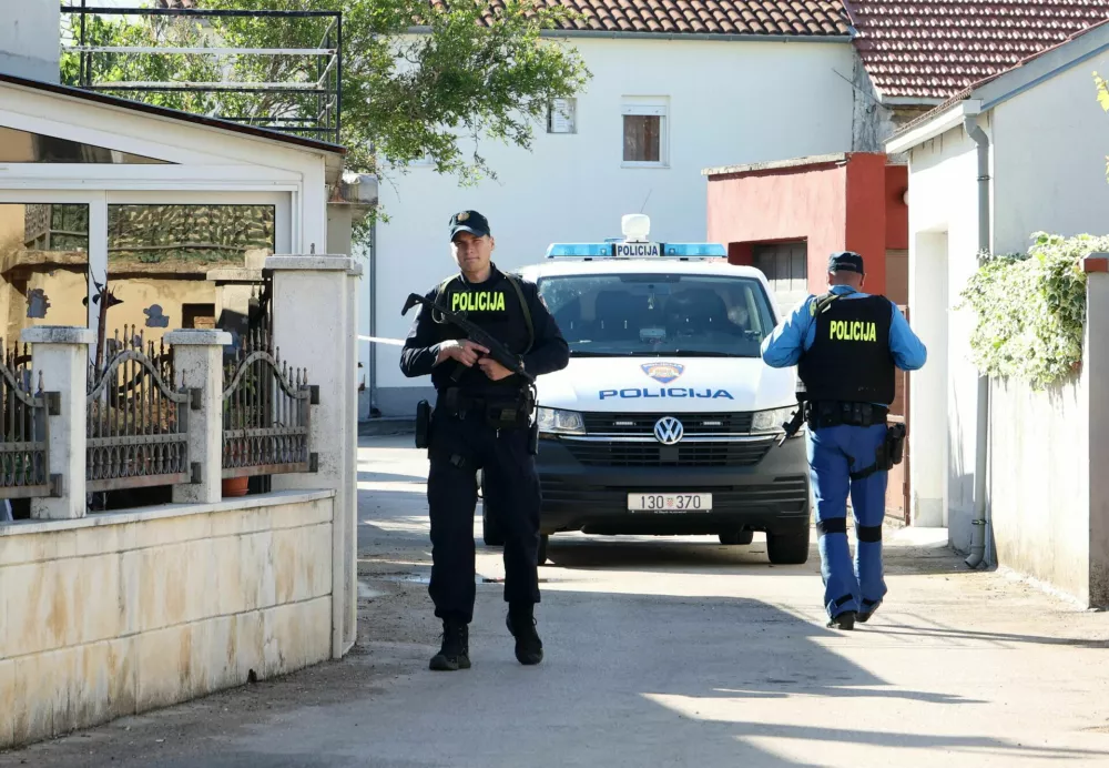 Mo&scaron;ki je v hrva&scaron;kem Drni&scaron;u na terasi svoje hi&scaron;e do smrti ustrelil 19-letnega dostavljavca hrane. 