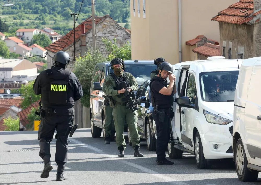 50-letnik je v hrva&scaron;kem Drni&scaron;u naročil pico, potem pa pred hi&scaron;o do smrti ustrelil 19-letnika, ki jo je prinesel. 