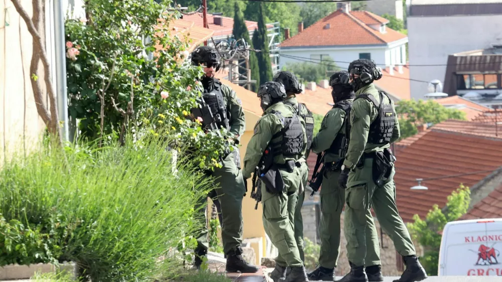 50-letnik je v hrva&scaron;kem Drni&scaron;u naročil pico, potem pa pred hi&scaron;o do smrti ustrelil 19-letnika, ki jo je prinesel. 