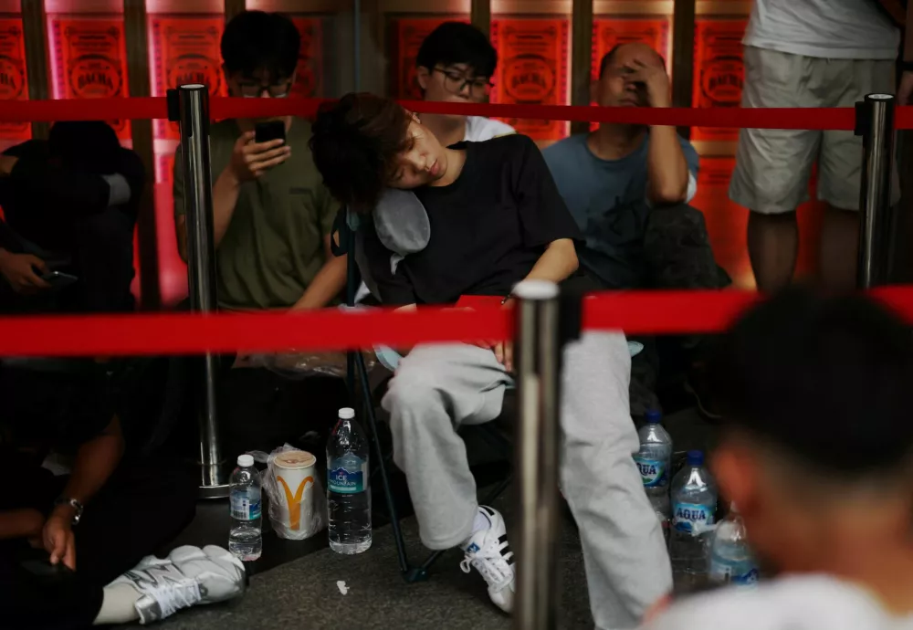 People queue up to buy the Audemars Piguet & Swatch "Royal Pop" watches on its launch day outside Orchard Ion mall in Singapore May 16, 2026. REUTERS/Edgar Su