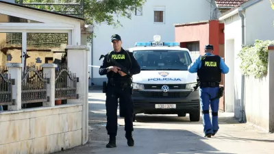 Moški je v hrvaškem Drnišu na terasi svoje hiše do smrti ustrelil 19-letnega dostavljavca hrane. 