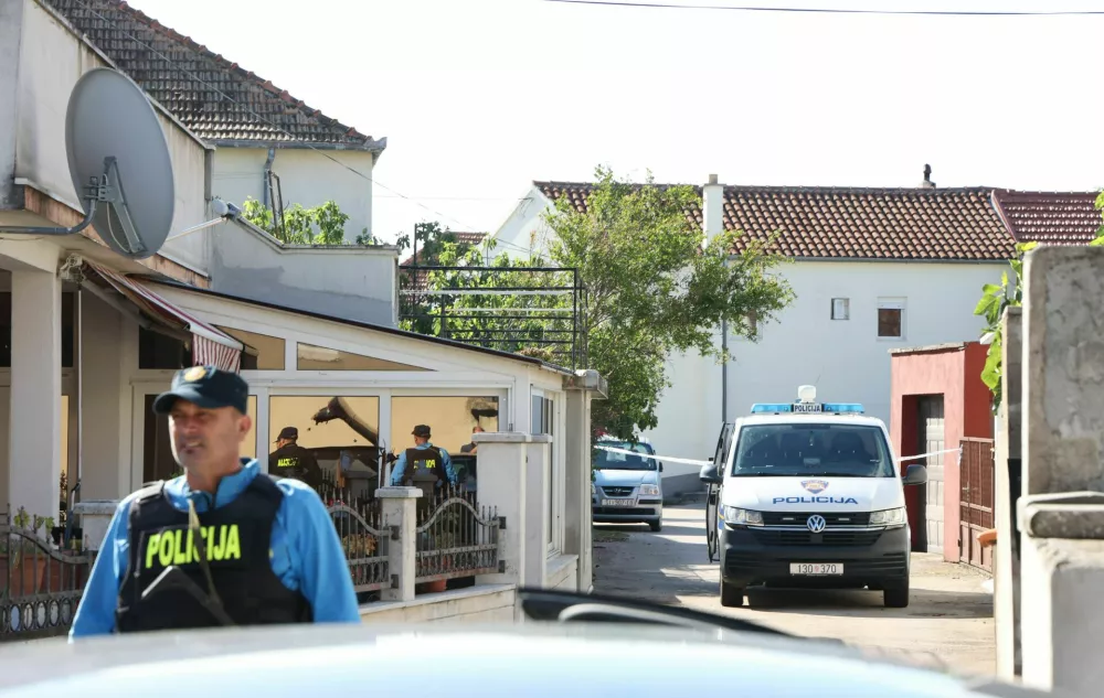 Mo&scaron;ki je v hrva&scaron;kem Drni&scaron;u na terasi svoje hi&scaron;e do smrti ustrelil 19-letnega dostavljavca hrane. 