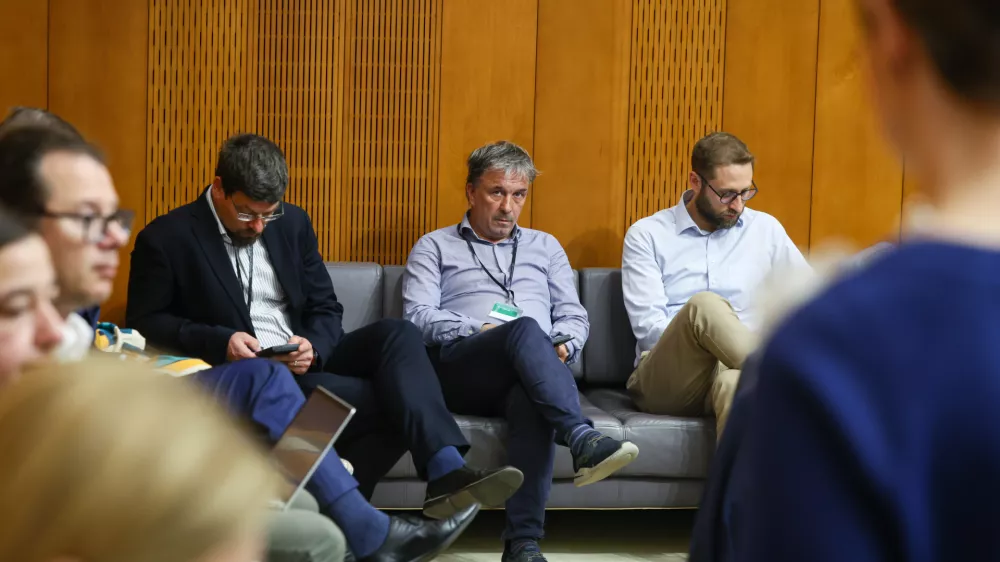 Ljubljana, DZ.Seja skupnega odbora DZ, na kateri so obravnavali predlog zakona o interventnih ukrepih za razvoj Slovenije.Predsednik sindikata Pergam Jakob Pocivavsek in predsednik ZSSS Andrej Zorko pred dvorano DZ.
