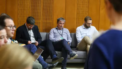 Ljubljana, DZ.Seja skupnega odbora DZ, na kateri so obravnavali predlog zakona o interventnih ukrepih za razvoj Slovenije.Predsednik sindikata Pergam Jakob Pocivavsek in predsednik ZSSS Andrej Zorko pred dvorano DZ.