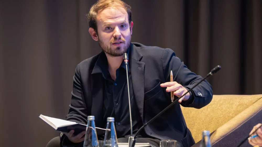 Ljubljana, hotel Grand Plaza.Mednarodni kongres dela z naslovom Razdeljeni svet, zdruzeno delavstvo.Moderator panela Faris Kocan.