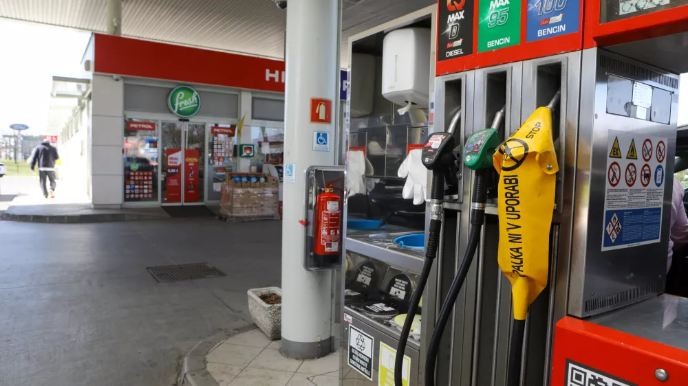 V Sloveniji cene goriva gor, na Hrva&scaron;kem dol