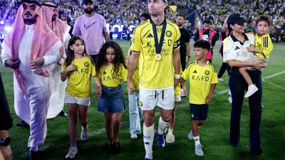 Soccer Football - Saudi Pro League - Al Nassr v Damac - Al Awwal Park, Riyadh, Saudi Arabia - May 21, 2026 Al Nassr's Cristiano Ronaldo celebrates with his fiance Georgina Rodriguez and children after winning the Saudi Pro League REUTERS/Hamad I Mohammed   TPX IMAGES OF THE DAY