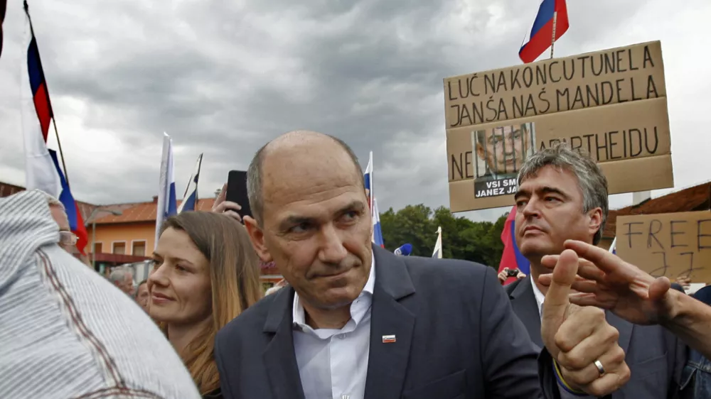 predsednik SDS Janez Jan&scaron;a, Ur&scaron;ka Bačovnik Jan&scaron;a- 20.6.2014 - Zavod za prestajanje kazni zapora (ZPKZ) Dob pri Mirni - prihod predsednika SDS Janeza Jan&scaron;e na prestajanje dveletne zaporne kazni v zaporih na Dobu zaradi kaznivih dejanj sprejemanja daril za nezakonito posredovanje v postopku izbora in nakupa finskih oklepnikov Patria. - shod podpornikov Janeza Jan&scaron;e pred zaporom na Dobu - zapor - //FOTO: Tomaž Skale
