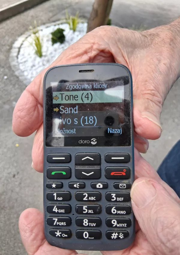 stari telefon na tipke / Foto: Katja Petrovec 