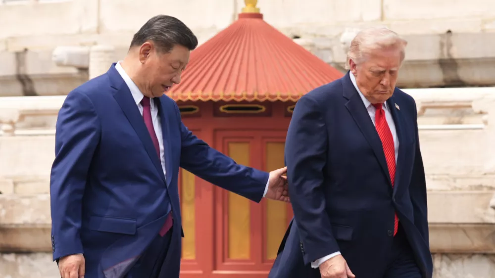 President Donald Trump, right, is assisted by Chinese President Xi Jinping at the Temple of Heaven on Thursday May 14, 2026, in Beijing. (AP Photo/Mark Schiefelbein) / Foto: Mark Schiefelbein