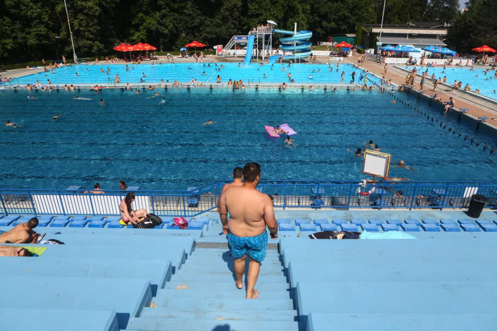 Letno kopali&scaron;če Kodeljevo- 19.07.2015 - Ljubljanska kopali&scaron;ča - kopalci - kopanje - vročina - vročinski val - kopali&scaron;če - bazen   //FOTO: Bojan Velikonja