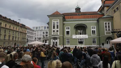20.5.2026 - uprizoritev satire Za narodov blagor Ivana Cankarja v režiji Vita Tauferja, s katero bodo opozorili na kritično situacijo osrednjega nacionalnega gledali&scaron;ča SNG Drama Ljubljana; pred stavbo Drame na Erjavčevi 1Foto: Luka Cjuha