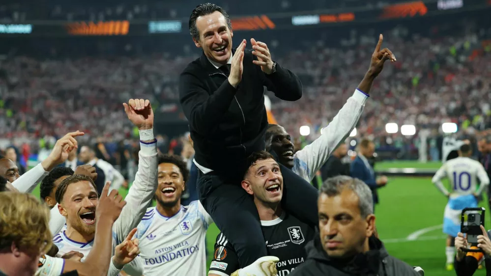 Soccer Football - UEFA Europa League - Final - SC Freiburg v Aston Villa - Besiktas Park, Istanbul, Turkey - May 20, 2026 Aston Villa manager Unai Emery, Emiliano Martinez and Matty Cash celebrate after winning the UEFA Europa League REUTERS/Kemal Aslan