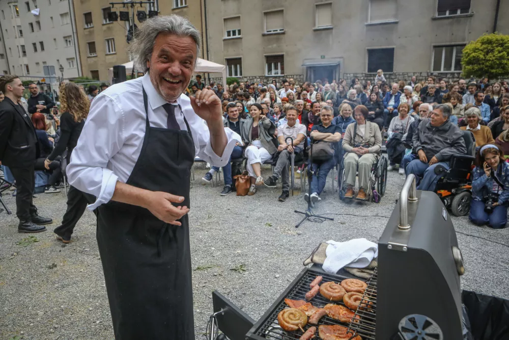 20.5.2026 - uprizoritev satire Za narodov blagor Ivana Cankarja v režiji Vita Tauferja, s katero bodo opozorili na kritično situacijo osrednjega nacionalnega gledali&scaron;ča SNG Drama Ljubljana; pred stavbo Drame na Erjavčevi 1Foto: Luka Cjuha