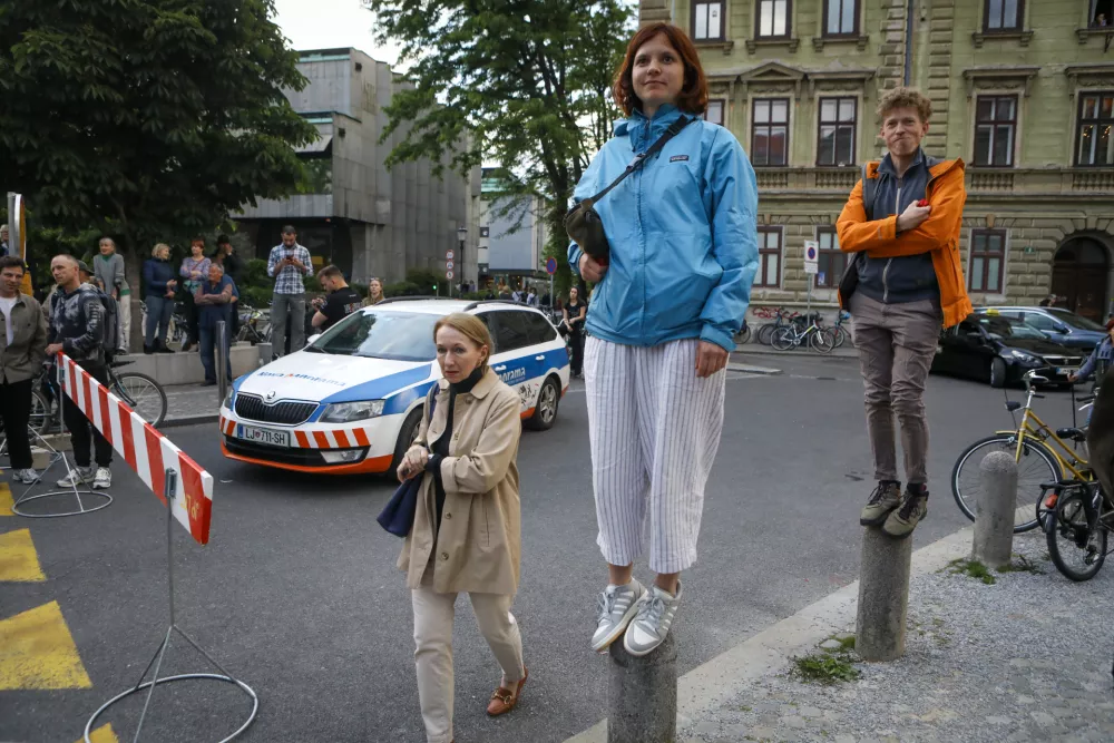 20.5.2026 - uprizoritev satire Za narodov blagor Ivana Cankarja v režiji Vita Tauferja, s katero bodo opozorili na kritično situacijo osrednjega nacionalnega gledali&scaron;ča SNG Drama Ljubljana; pred stavbo Drame na Erjavčevi 1Foto: Luka Cjuha