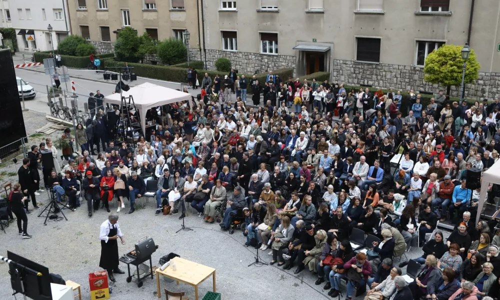 20.5.2026 - uprizoritev satire Za narodov blagor Ivana Cankarja v režiji Vita Tauferja, s katero bodo opozorili na kritično situacijo osrednjega nacionalnega gledali&scaron;ča SNG Drama Ljubljana; pred stavbo Drame na Erjavčevi 1Foto: Luka Cjuha