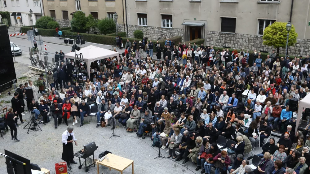 20.5.2026 - uprizoritev satire Za narodov blagor Ivana Cankarja v režiji Vita Tauferja, s katero bodo opozorili na kritično situacijo osrednjega nacionalnega gledali&scaron;ča SNG Drama Ljubljana; pred stavbo Drame na Erjavčevi 1Foto: Luka Cjuha