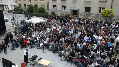 20.5.2026 - uprizoritev satire Za narodov blagor Ivana Cankarja v režiji Vita Tauferja, s katero bodo opozorili na kritično situacijo osrednjega nacionalnega gledali&scaron;ča SNG Drama Ljubljana; pred stavbo Drame na Erjavčevi 1Foto: Luka Cjuha