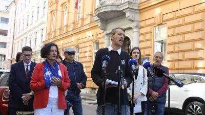 21.5.2026 - Ustavno sodišče - vabimo vas na izjavo poslank Svobode Tereze Novak in Lucije Tacer Perlin. Poslanki bosta podprli Darka Nikolovskega, ki bo zaradi vpliva tujih obveščevalnih služb, zaradi česar je bila kršena pravica do svobodnih volitev, vložil ustavno pritožbo.zjava poslank in vlagatelja bo danes, 21. 5. 2026, ob 9.00 pred vhodom na sedež Ustavnega sodišča RS (Beethovnova ulica 10).Foto: Luka Cjuha
