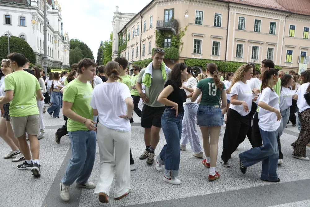 21.5.2026 - Dijaki zaključnih letnikov srednjih &scaron;ol bodo točno opoldne v več krajih v Sloveniji zaplesali maturantsko četvorko. ČetvorkaFoto: Luka Cjuha