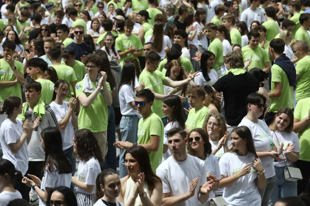 21.5.2026 - Dijaki zaključnih letnikov srednjih &scaron;ol bodo točno opoldne v več krajih v Sloveniji zaplesali maturantsko četvorko. ČetvorkaFoto: Luka Cjuha