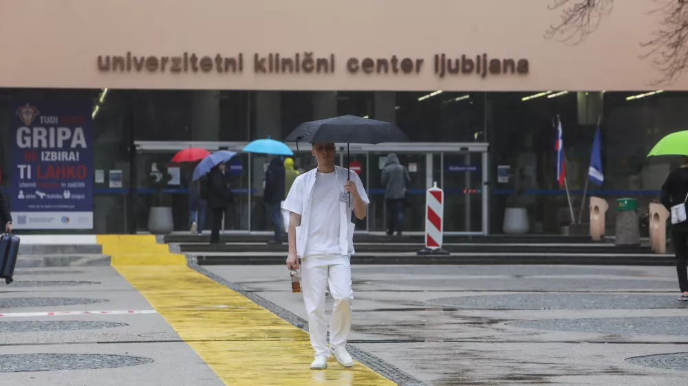 - glavna stavba UKC &ndash; Unverzitetni klinični center v Ljubljanit,- 01.03.2024 &ndash; stavka zdravnikov - začeli uveljavljati umiki soglasij zdravnikov za nadurno delo, s čimer Fides zaostruje stavko, ki poteka že sedem tednov. //FOTO: Bojan Velikonja
