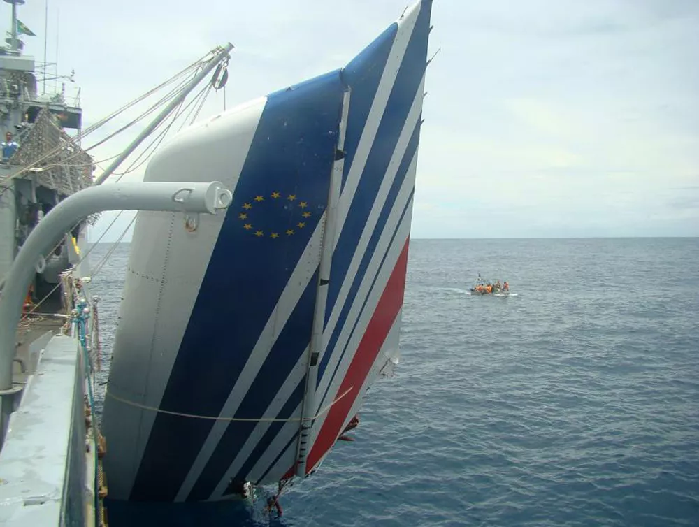 The Brazilian Navy picks debris from Air France flight AF447 out of the Atlantic Ocean, some 745 miles (1,200 km) northeast of Recife, in this handout photo distributed by the Navy in Recife, northeastern Brazil June 9, 2009. Air France flight 447 crashed en route to Paris from Rio de Janeiro, killing all 228 people on board in an incident experts are still trying to understand as French and Brazilian teams scour deep Atlantic waters for its black box voice and data recorders. The Brazilian Air Force and Navy said in a joint statement late on Monday they had recovered 24 bodies from the Atlantic so far. REUTERS/Brazilian Air Force/Handout  (BRAZIL TRANSPORT DISASTER MILITARY IMAGES OF THE DAY) FOR EDITORIAL USE ONLY. NOT FOR SALE FOR MARKETING OR ADVERTISING CAMPAIGNS