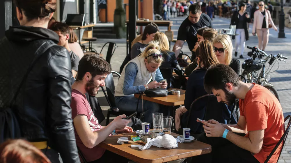 - mobilni telefon - GSM - wireless -brezžično omrežje - brskanje po spletnih straneh - gostinski vrt- Mobilna telefonija 2016 - komunikacijski sistem brez žične povezave - telekomunikacija - pametni telefoni, tablice, prenosni računalniki &hellip;//FOTO: Bojan VelikonjaOPOMBA: ZA OBJAVO V PRILOGI &ndash; DNEVNIKOV OBJEKTIV - REPORTAŽA 2016 -
