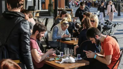 - mobilni telefon - GSM - wireless -brezžično omrežje - brskanje po spletnih straneh - gostinski vrt- Mobilna telefonija 2016 - komunikacijski sistem brez žične povezave - telekomunikacija - pametni telefoni, tablice, prenosni računalniki &hellip;//FOTO: Bojan VelikonjaOPOMBA: ZA OBJAVO V PRILOGI &ndash; DNEVNIKOV OBJEKTIV - REPORTAŽA 2016 -