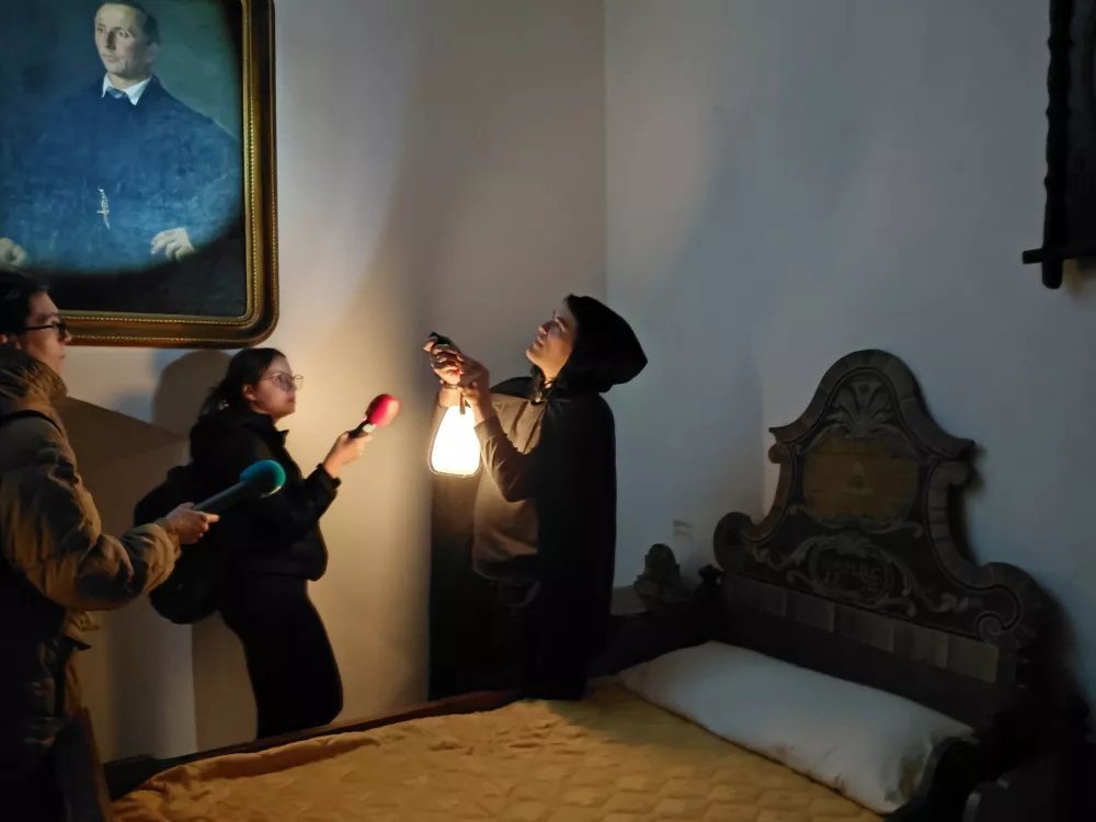 Vodnik, skrivnostni grajski oskrbnik, obiskovalce vodi skozi Pasijonsko sobo, do spalnice in naprej mimo Polikarpove skrinje iz Tavčarjeve Viso&scaron;ke kronike in zgodb o tem, kako &raquo;iz ženske nastane hudič&laquo;. F Vesna Levičnik