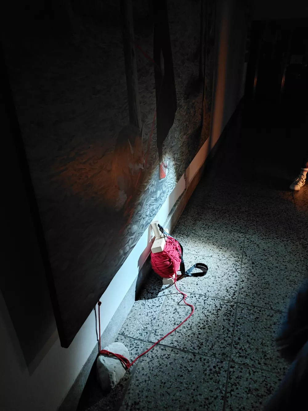 Rdeča nit obiskovalca gradu vodi od slike akademske slikarke Tine Dobrajc &raquo;Where the Wild Things Are&laquo; skozi niz zgodb, ki prepletajo mitologijo, lokalne legende in resnične zgodovinske dogodke. F Vesna Levičnik