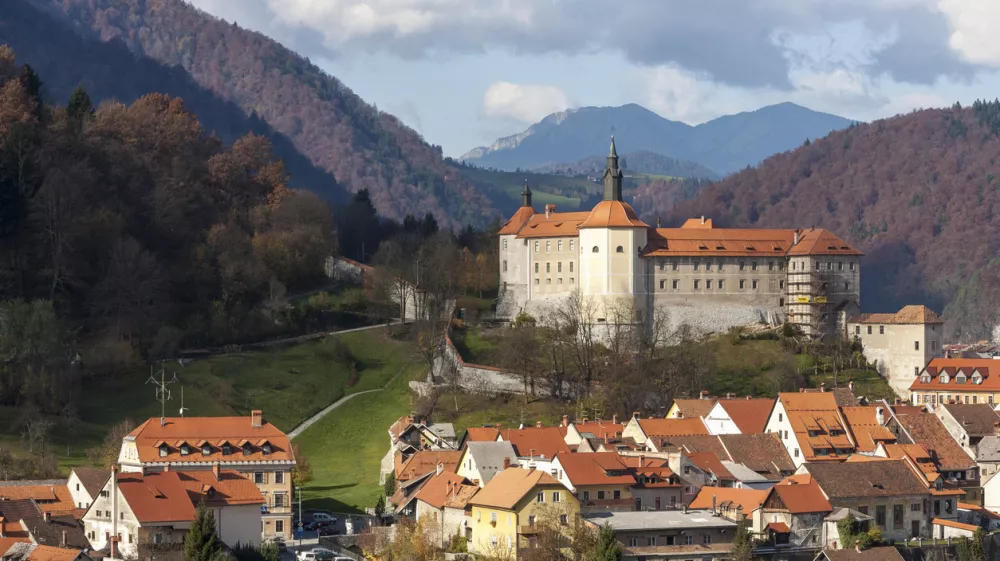 &Scaron;kofja Loka z zaledje ponuja veliko aktivnosti v naravi, v okviru pet zvezdničnega doživetja pa tudi nočni sprehod po gradu in grajski zajtrk v prenovljenem hotelu Lonca. F iStock 