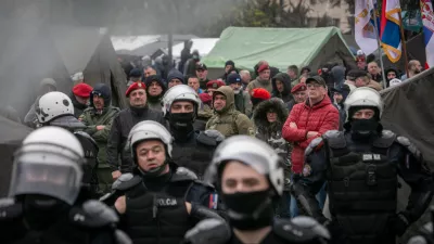 Policija čuva domnevne študente v pionirskem parku15.3.2025 - Beograd - Srbija - študentski protest - največji shod v zgodovini Srbije.Študentski protesti in blokade fakultet v Srbiji so se razširili na vsa večja mesta (Beograd, Novi Sad, Niš, Kragujevac) zaradi nesreče na novosadski železniški postaji. Zahtevajo objavo dokumentacije o prenovi, ustavitev pregona aretiranih protestnikov in kaznovanje napadalcev. Pridružilo se je okoli 60 fakultet. Oblasti trdijo, da so zahteve izpolnjene, kar študenti zanikajo.