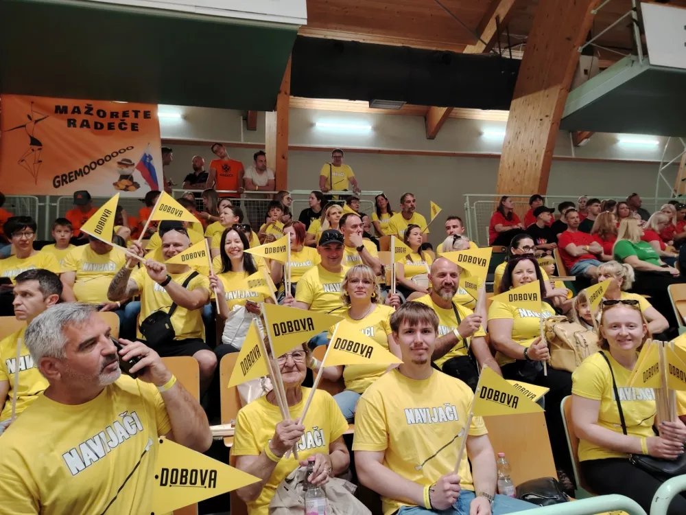 Navijači mažoretk iz Dobove so bili na tribuni zelo glasni. Foto Mojca Marot / Foto: Mojca Marot