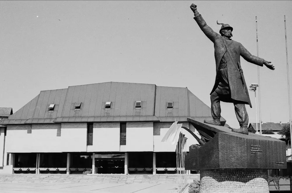 Monumentalni kip Matije Gubca iz leta 1977 avtorja Toneta Kralja, ki na plo&scaron;čadi pred Kulturnim domom Kr&scaron;ko spominja na veliki upor kmetov izpred 450 let. / Foto: Dokumentacija