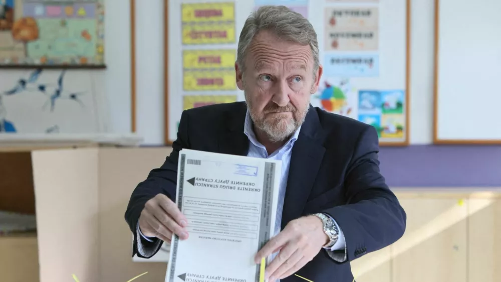 Bakir Izetbegovic of the Party of Democratic Action and Bosniak candidate of the Tri-partite Bosnian Presidency holds a ballot during Presidential and parliamentary elections at a polling centre in a school in Sarajevo, October 2, 2022 REUTERS/Amel Emric