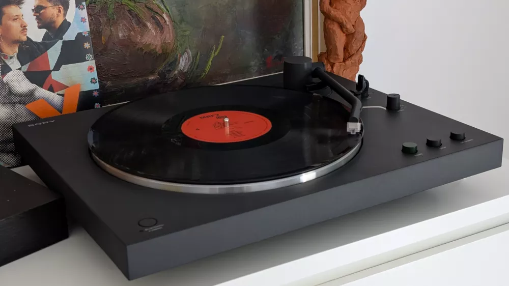 Gramofon PS-LX3BT z okusnim minimalističnim dizajnom ne izstopa, a tudi ne žalu oči.