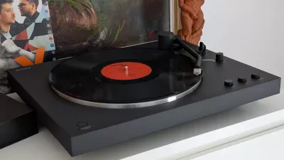 Gramofon PS-LX3BT z okusnim minimalističnim dizajnom ne izstopa, a tudi ne žalu oči.