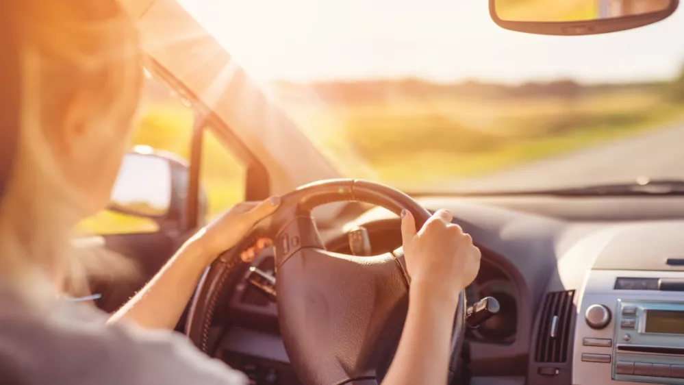 Visoke vročine prina&scaron;ajo pasti za voznike. / Foto: Istock