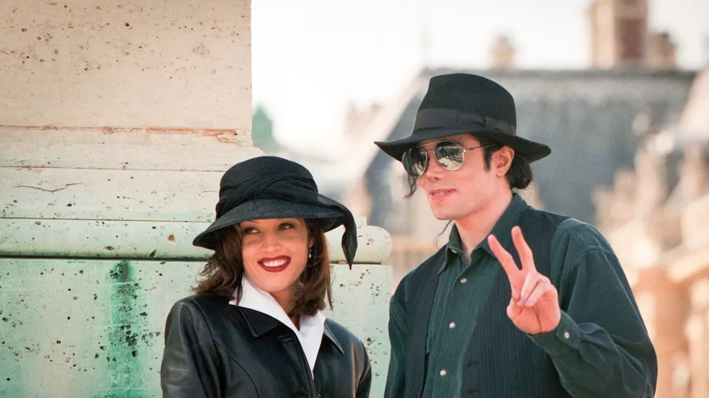 Lisa Marie Presley and Michael Jackson pose at the "Chateau de Versailles" on September 5, 1994 in Versailles, France.(Photo by Stephane Cardinale/Sygma via Getty Images)