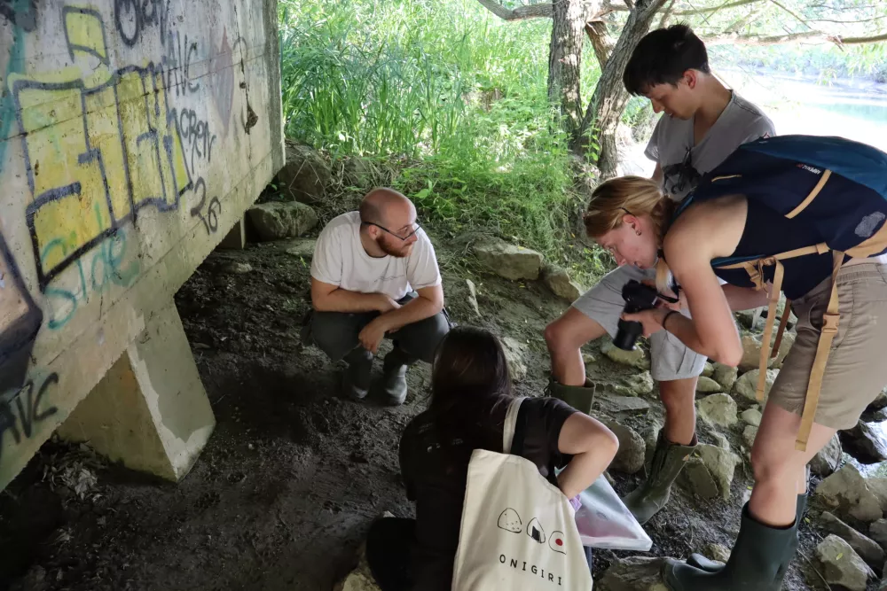 Vsi člani skupine so pri iskanju sodelovali in preverjali čigave bi lahko bile določene sledi. 